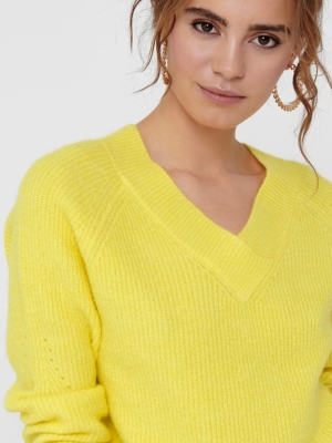 Sandy V-neck pullover. Yellow Cream
