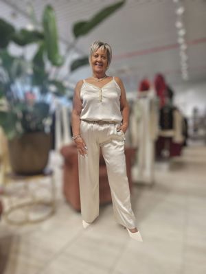 Prachtig stretch satijnen topje met lurex v hals en glitterknoopjes. beige  