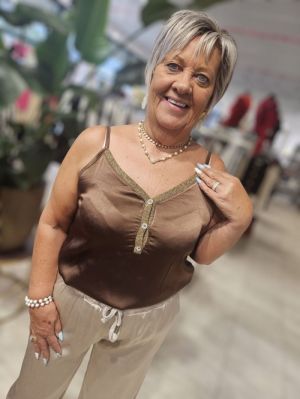 Prachtig stretch satijnen topje met lurex v hals en glitterknoopjes. brown