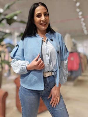  LIGHT BLUE